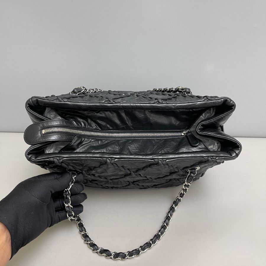 Chanel黑色油蠟皮皺褶外縫線泡芙tote-5