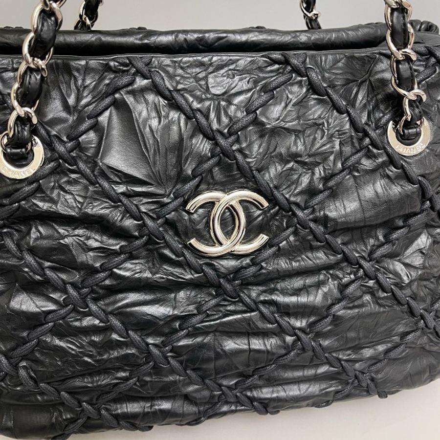 Chanel黑色油蠟皮皺褶外縫線泡芙tote-6
