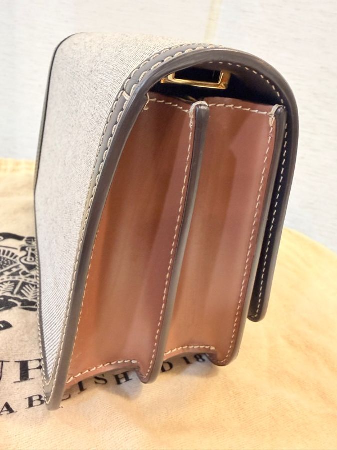 便宜賣‼️Burberry TB字帆布拼牛皮斜背包-9
