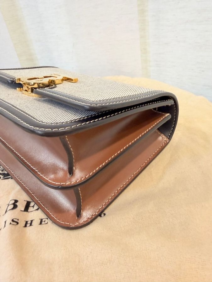 便宜賣‼️Burberry TB字帆布拼牛皮斜背包-14