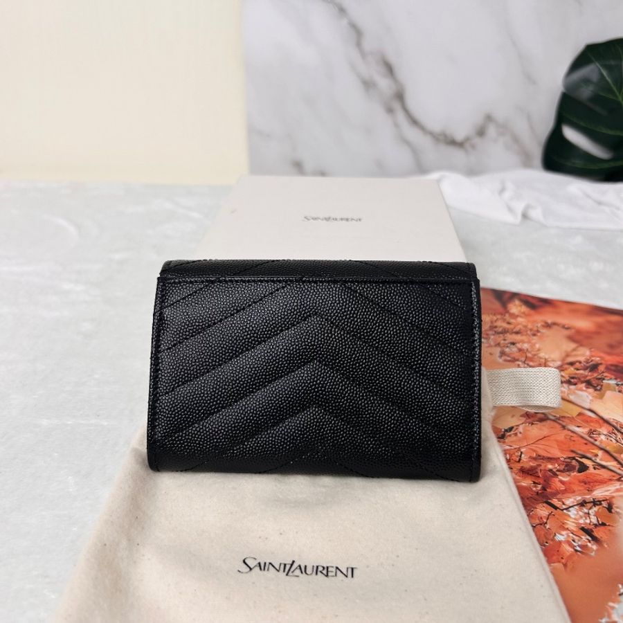YSL 粒面壓紋皮革小型信封錢包 2025年-3