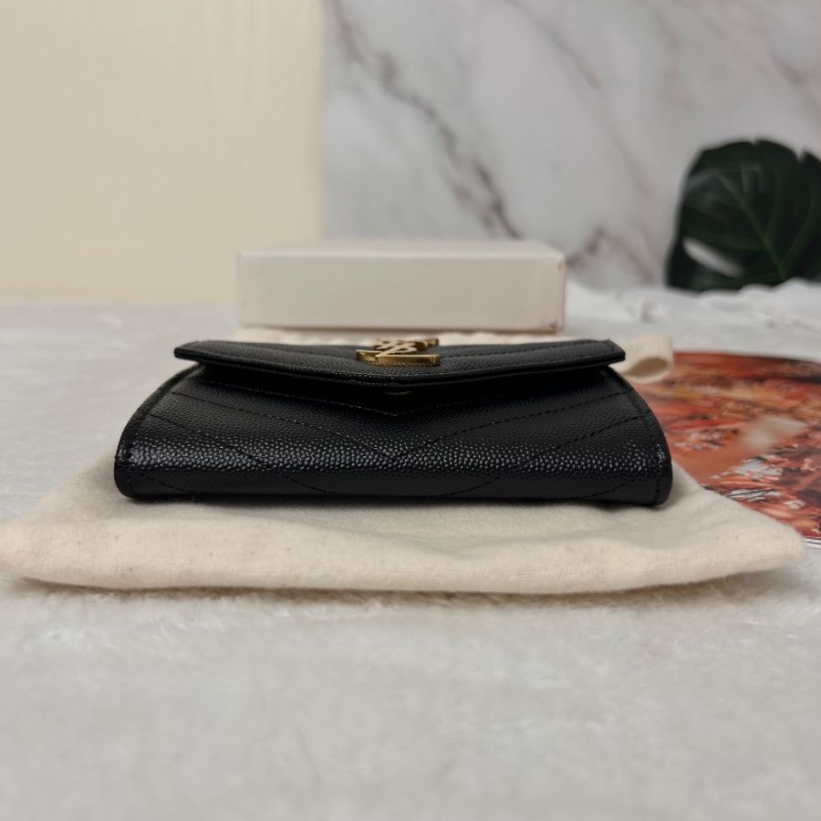 YSL 粒面壓紋皮革小型信封錢包 2025年-11