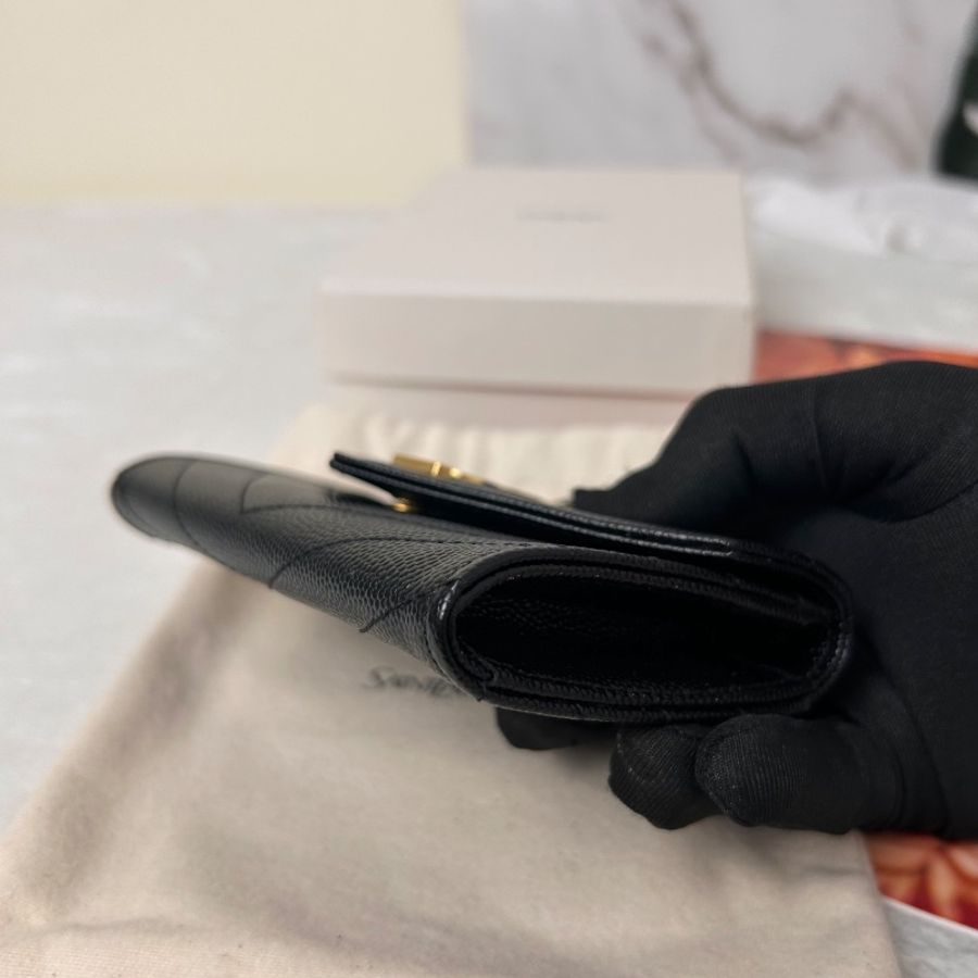 YSL 粒面壓紋皮革小型信封錢包 2025年-14