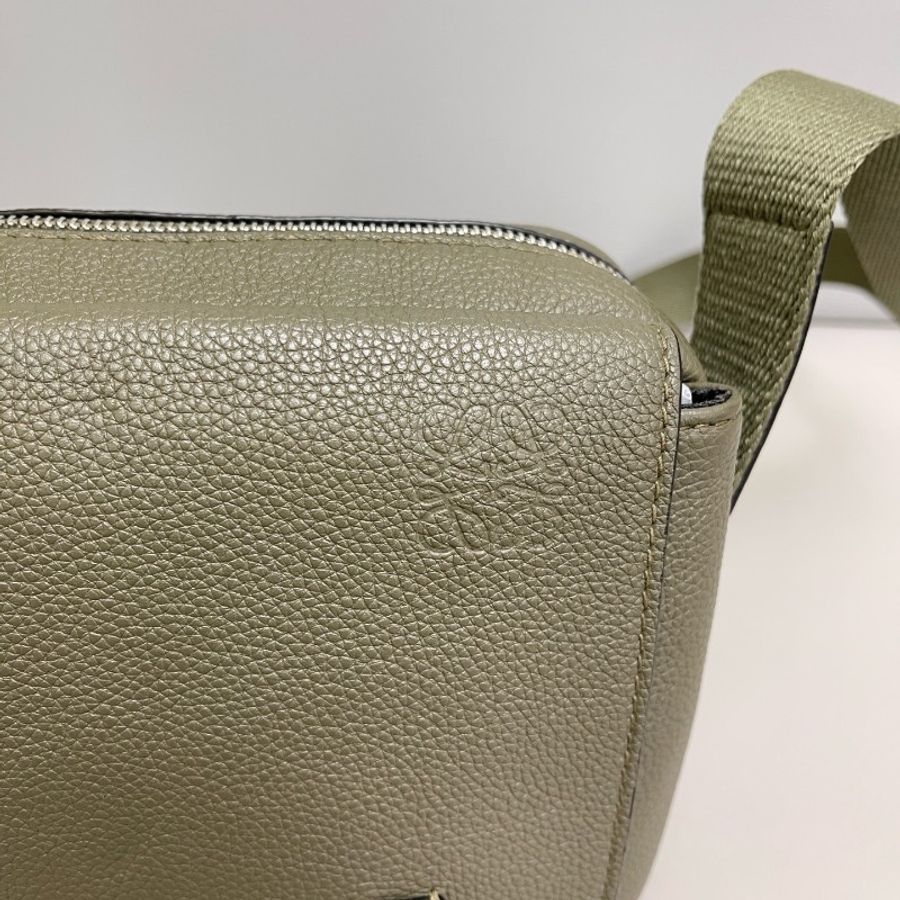 Loewe Military小號軍綠色全皮荔枝紋郵差包-6
