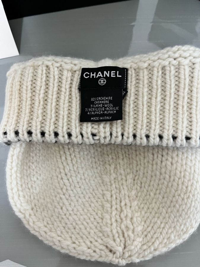 CHANEL 26A 大雙C Logo 奶白色毛帽/冷帽|全新|附購證|經典黑白配色-18