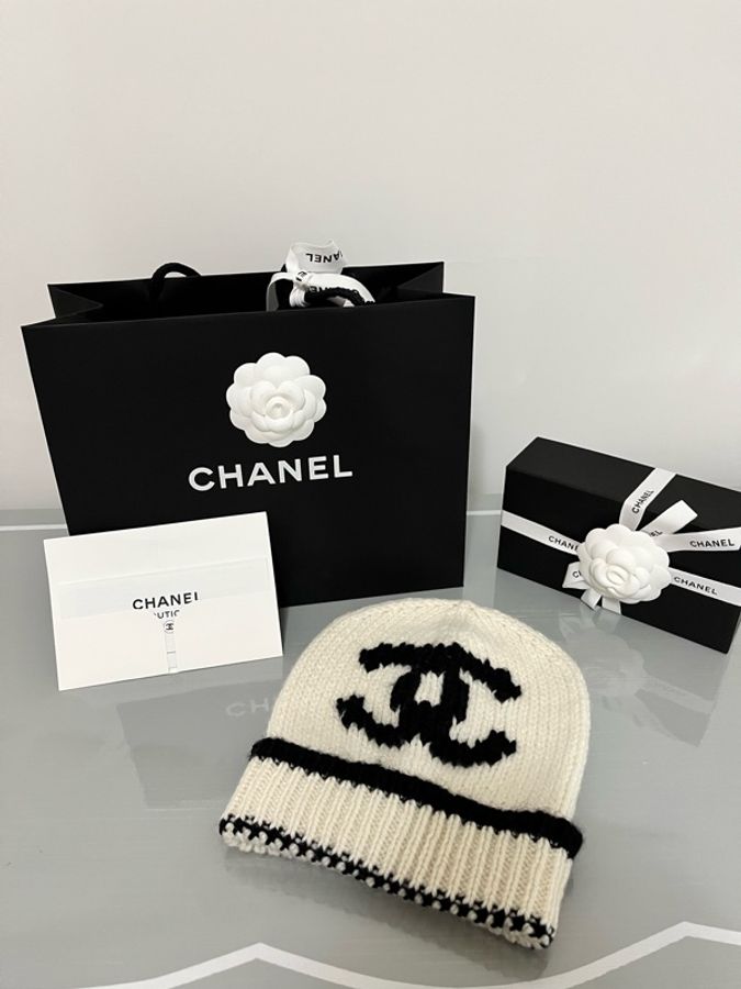 CHANEL 26A 大雙C Logo 奶白色毛帽/冷帽|全新|附購證|經典黑白配色-30