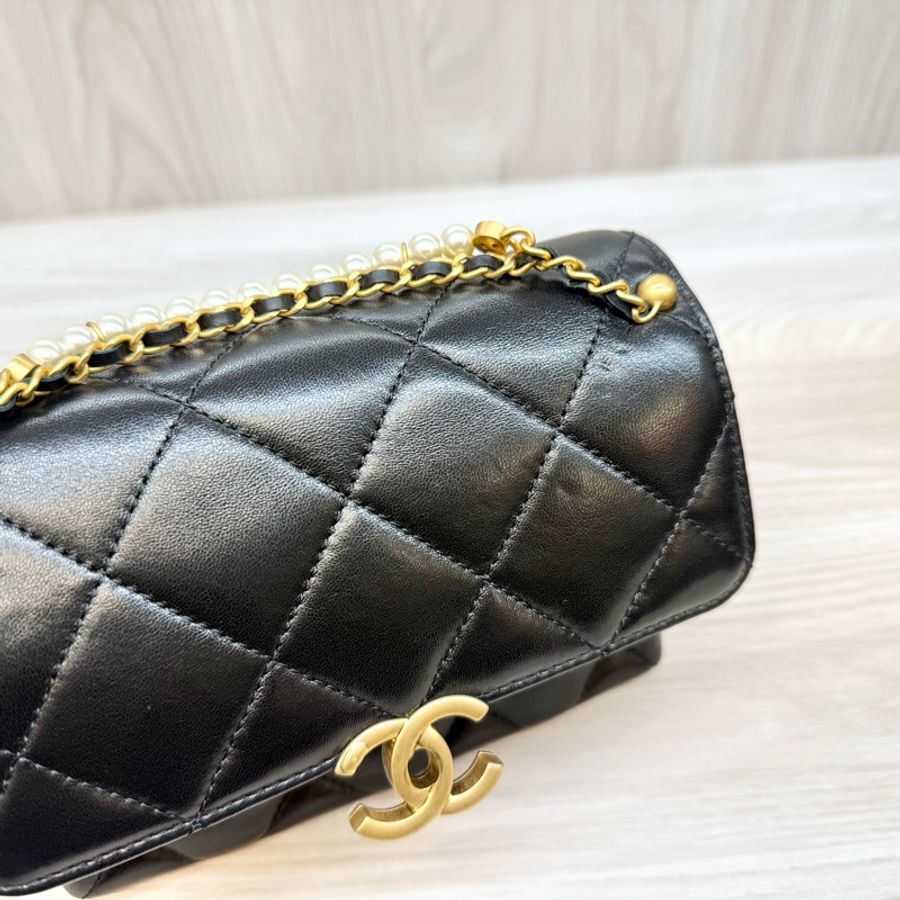 CHANEL 🖤黑色小羊皮垂墜珍珠鏈字母口蓋包AS4986-12