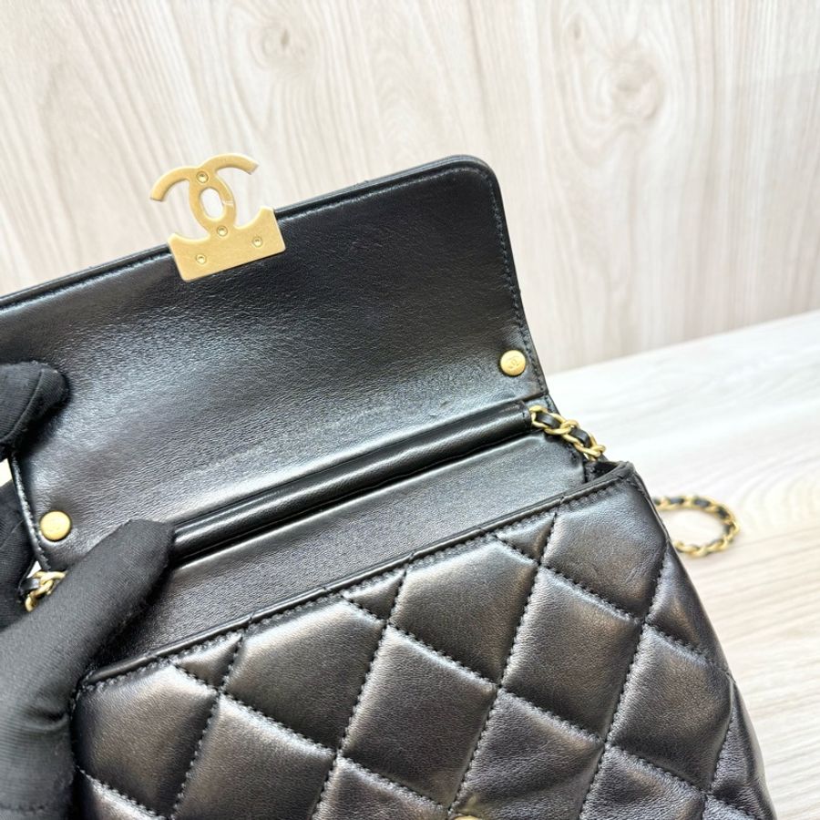 CHANEL 🖤黑色小羊皮垂墜珍珠鏈字母口蓋包AS4986-17