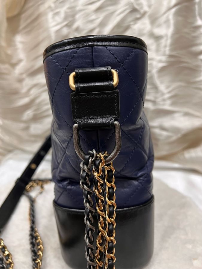 CHANEL 香奈兒| 【二手正品】 Gabrielle 流浪包 中號 金銀扣(經典藍黑雙色)-38