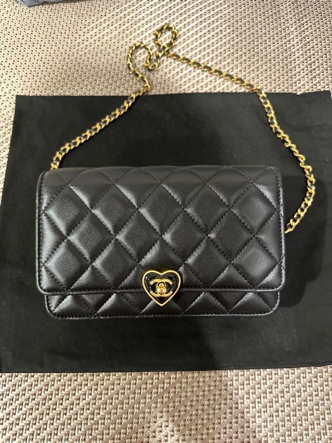 Chanel 黑金羊皮愛心琺瑯釦WOC-0