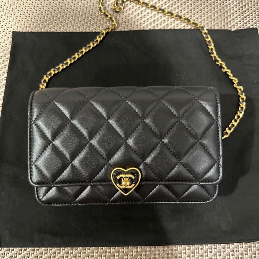 Chanel 黑金羊皮愛心琺瑯釦WOC-6
