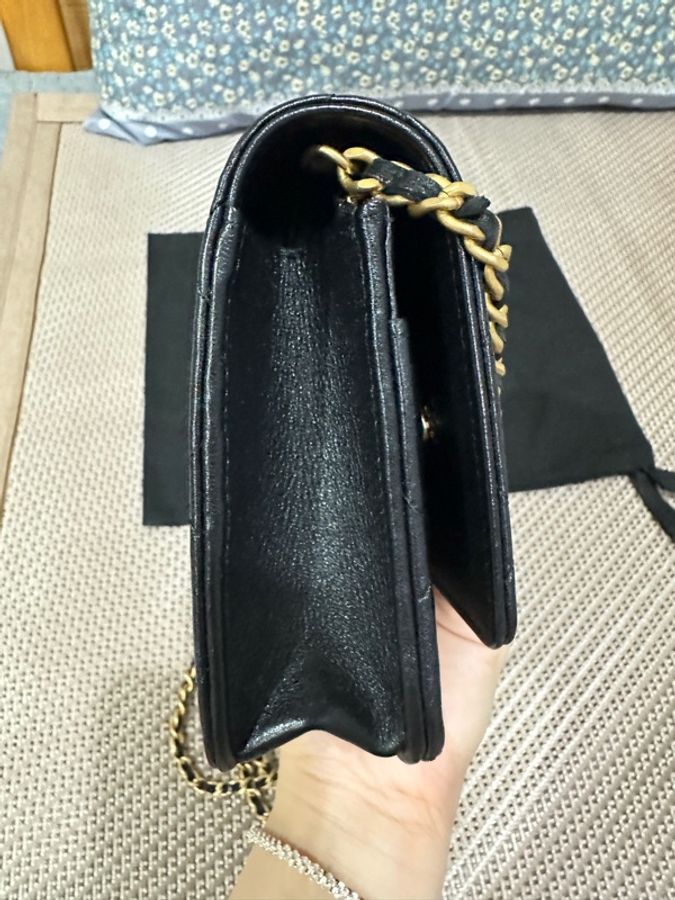 Chanel 黑金羊皮愛心琺瑯釦WOC-9