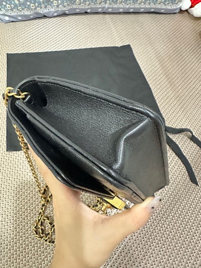 Chanel 黑金羊皮愛心琺瑯釦WOC-11