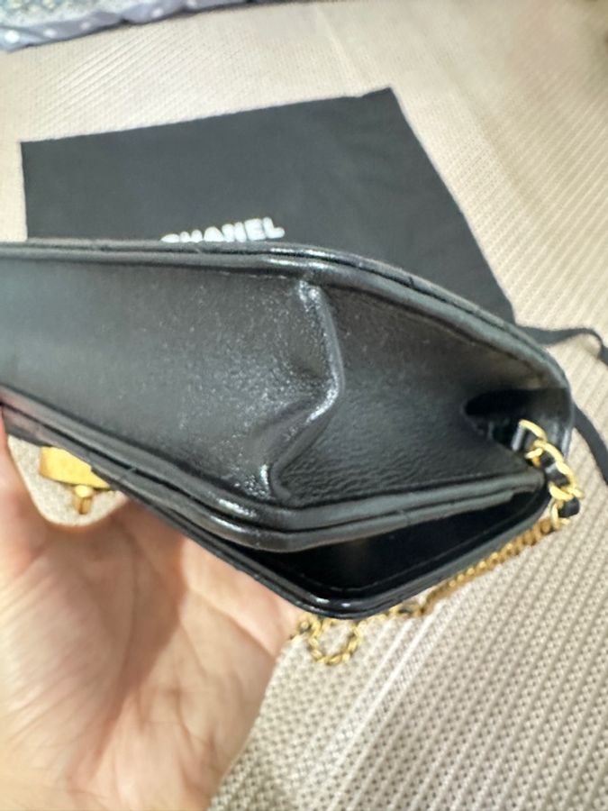 Chanel 黑金羊皮愛心琺瑯釦WOC-12