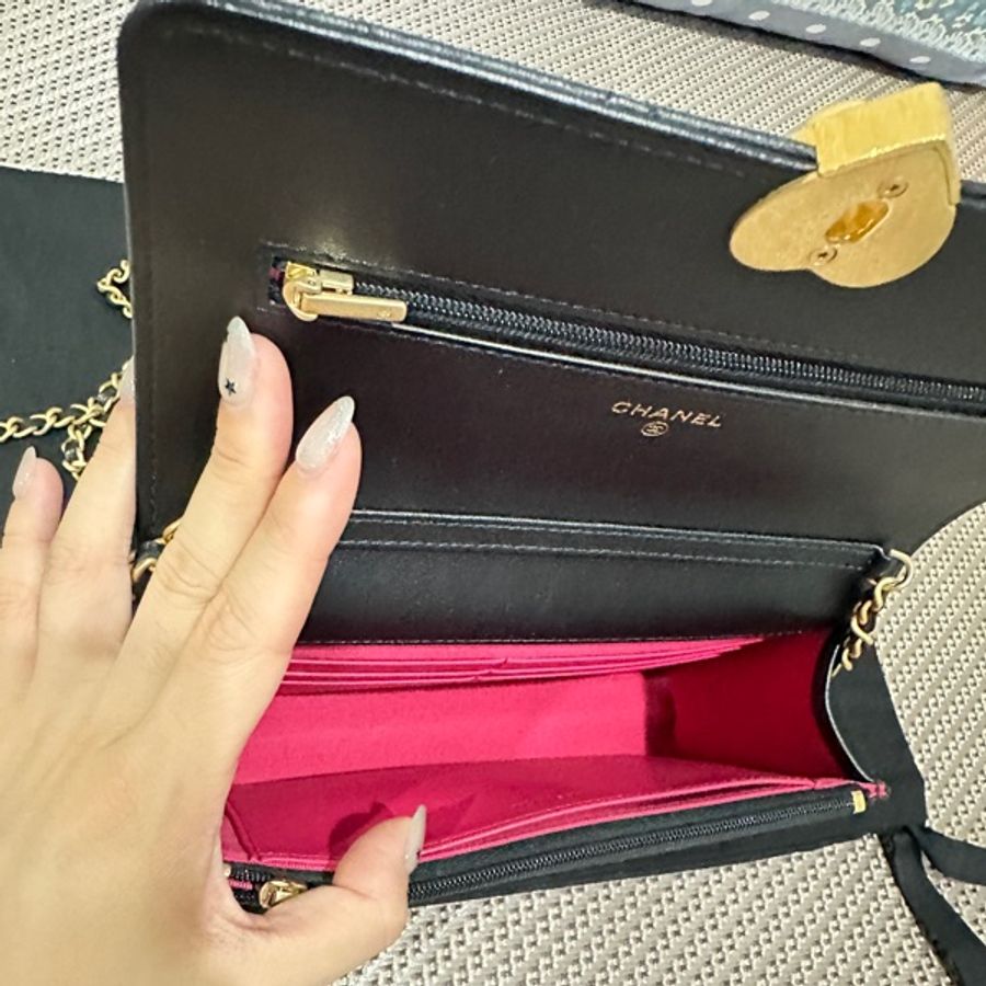 Chanel 黑金羊皮愛心琺瑯釦WOC-13