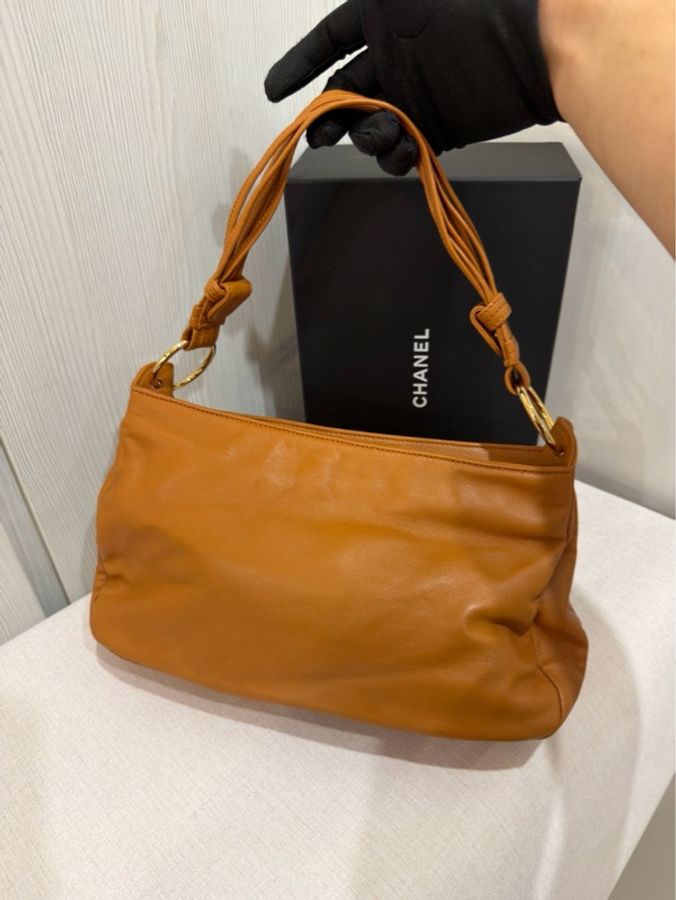 Loewe焦糖棕金扣腋下包-1