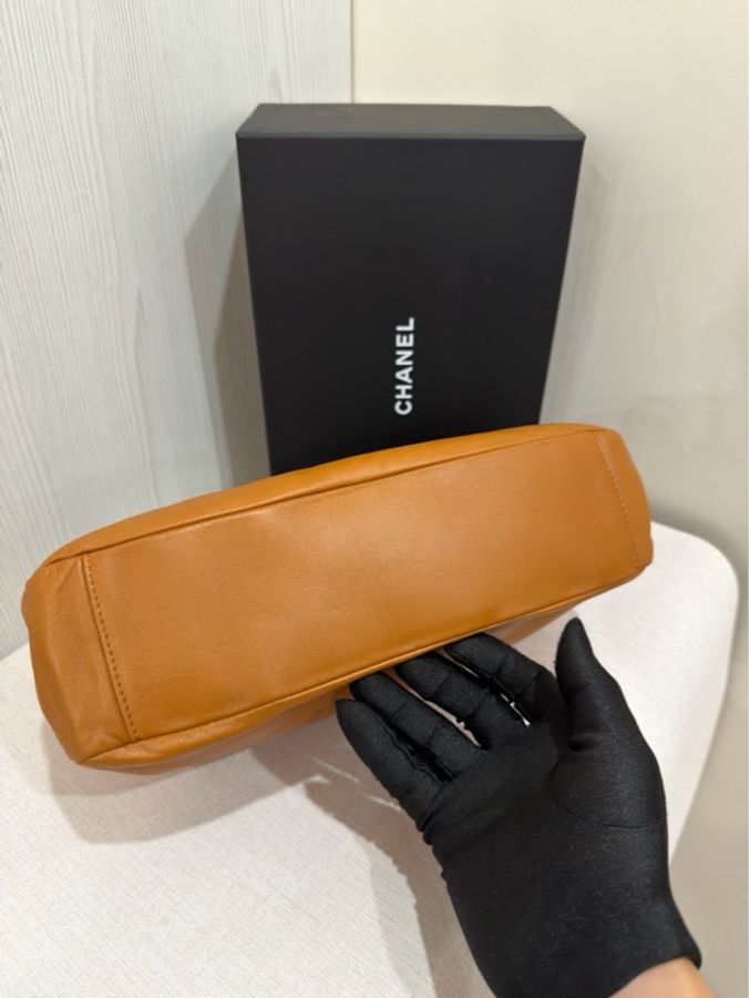 Loewe焦糖棕金扣腋下包-2