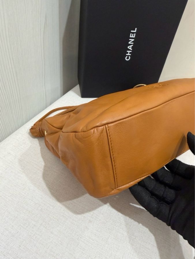 Loewe焦糖棕金扣腋下包-3