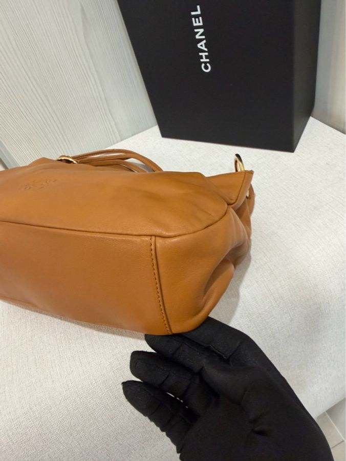 Loewe焦糖棕金扣腋下包-4