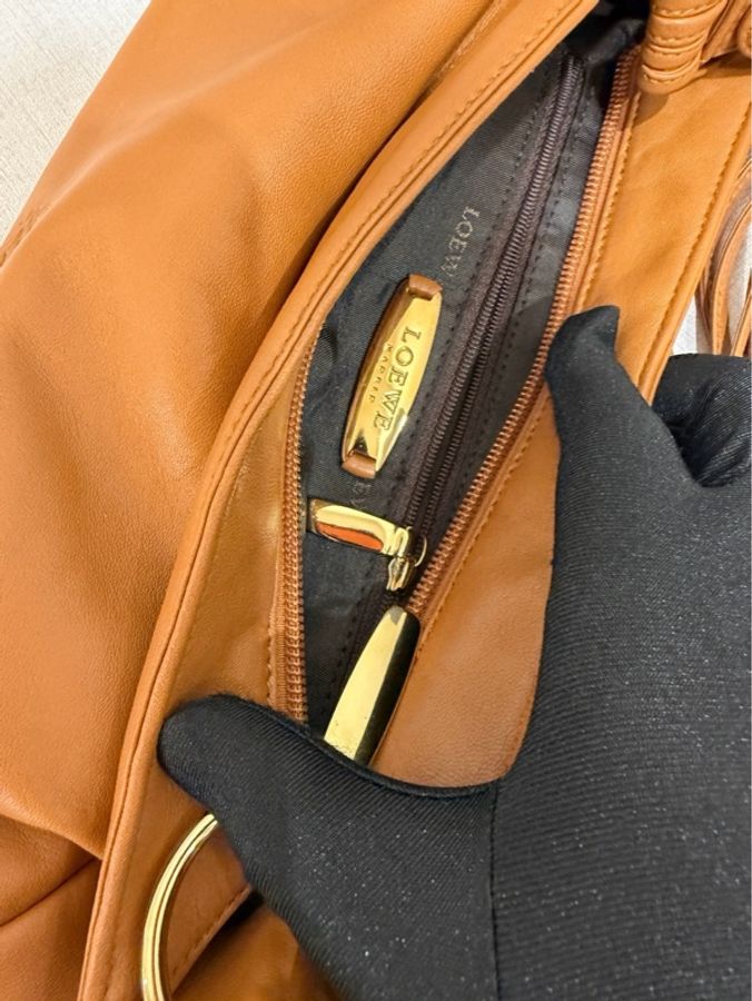 Loewe焦糖棕金扣腋下包-8