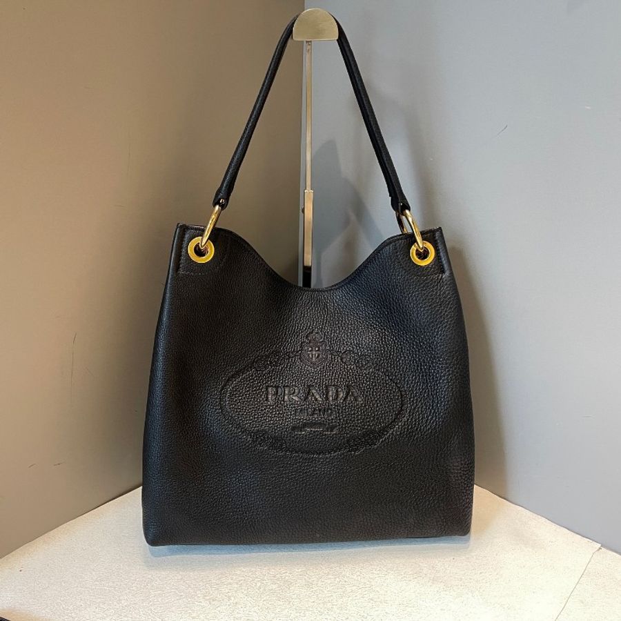 Prada黑金牛皮肩背包-1