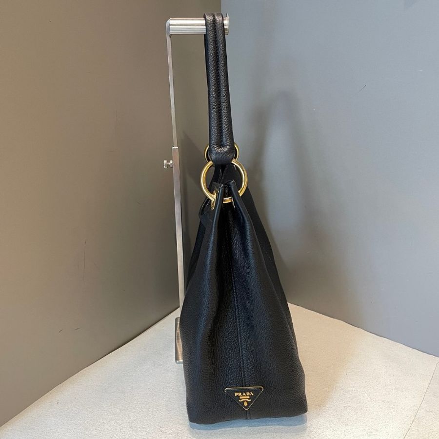 Prada黑金牛皮肩背包-2