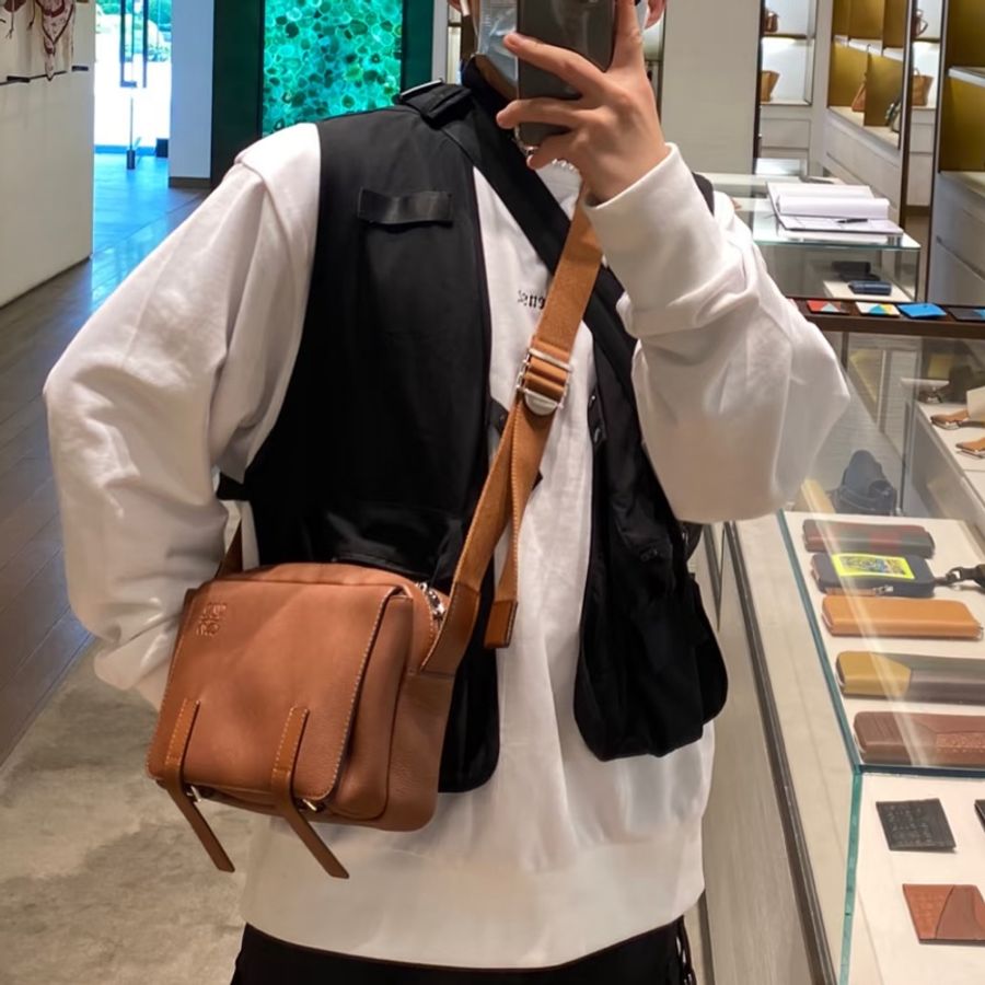 #99新閒置 #專櫃原價1️⃣0️⃣萬 Loewe經典焦糖棕郵差包粒面牛皮-1