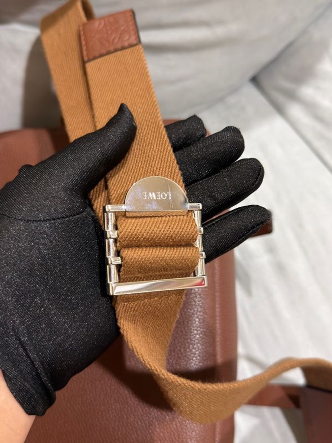 #99新閒置 #專櫃原價1️⃣0️⃣萬 Loewe經典焦糖棕郵差包粒面牛皮-24