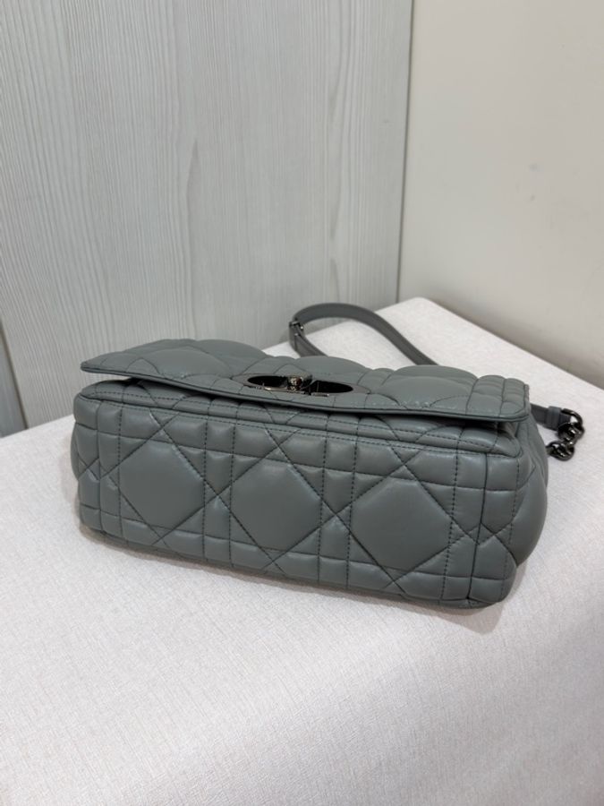 #近新帶膜 #全配🈶購證 #專櫃12萬 Dior caro 25cm中號 香芋灰紫-11