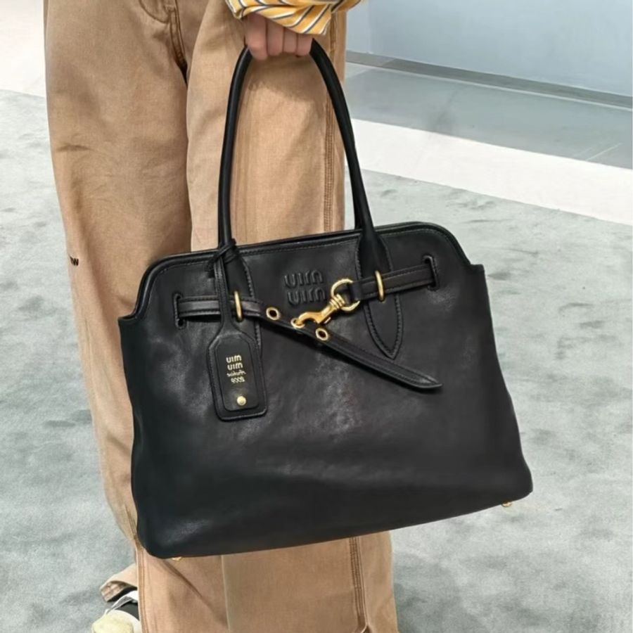 🈶購證 #最新款閒置 #專櫃在售1️⃣5️⃣萬 MiuMiu Aventure Nappa黑金托特包 芯片款-2