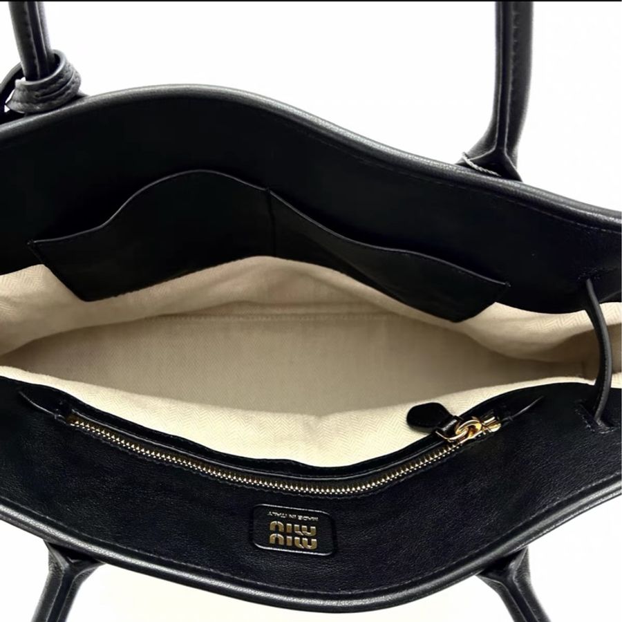 🈶購證 #最新款閒置 #專櫃在售1️⃣5️⃣萬 MiuMiu Aventure Nappa黑金托特包 芯片款-12