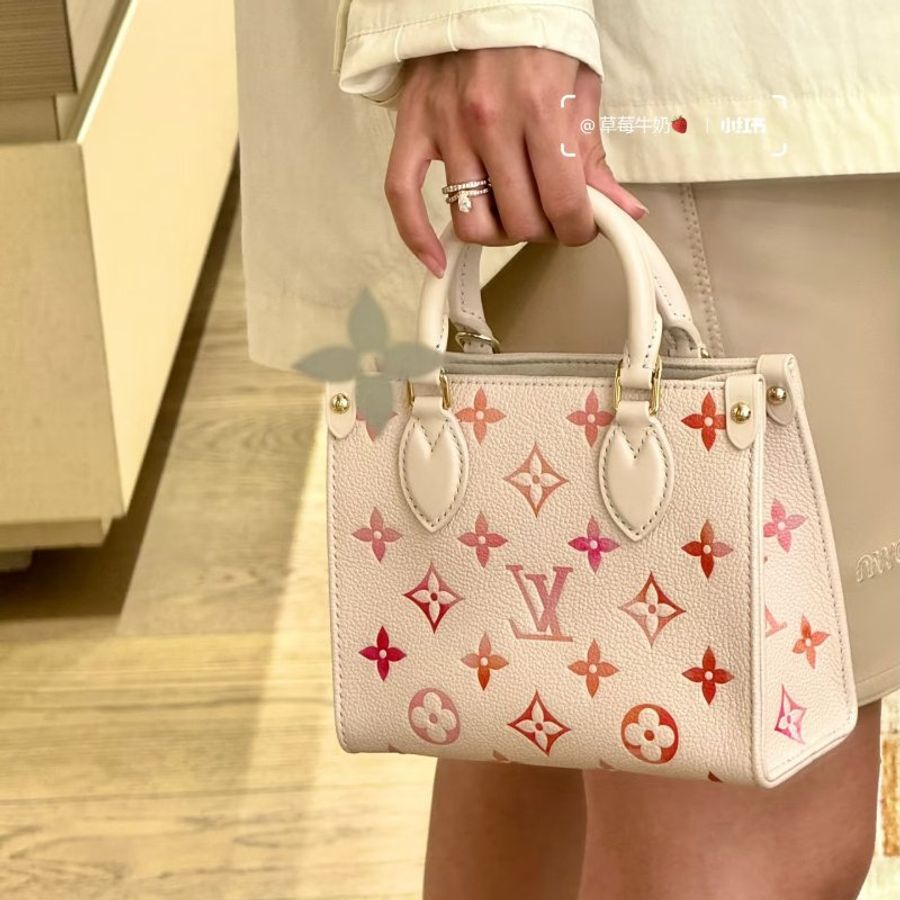 LV On The Go BB 托特包 漸變草莓牛奶粉 白底粉橙漸變老花 18×8.5×15cm 98新配件肩帶 塵袋-1