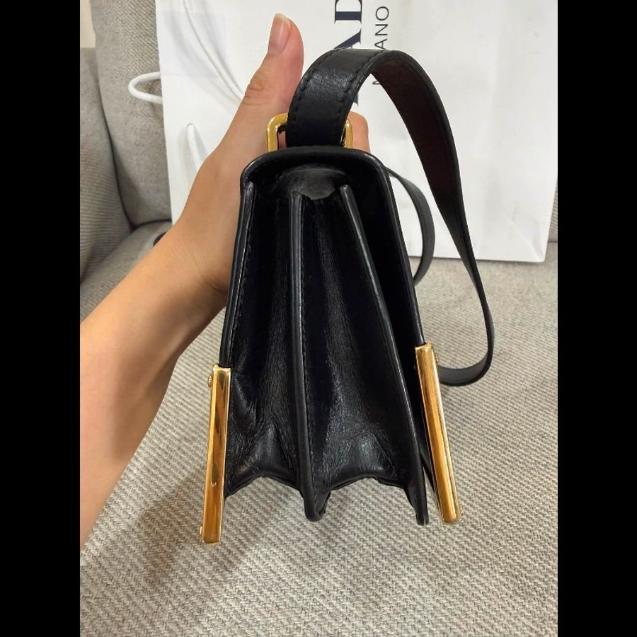 Prada 黑色肩背斜背包-15