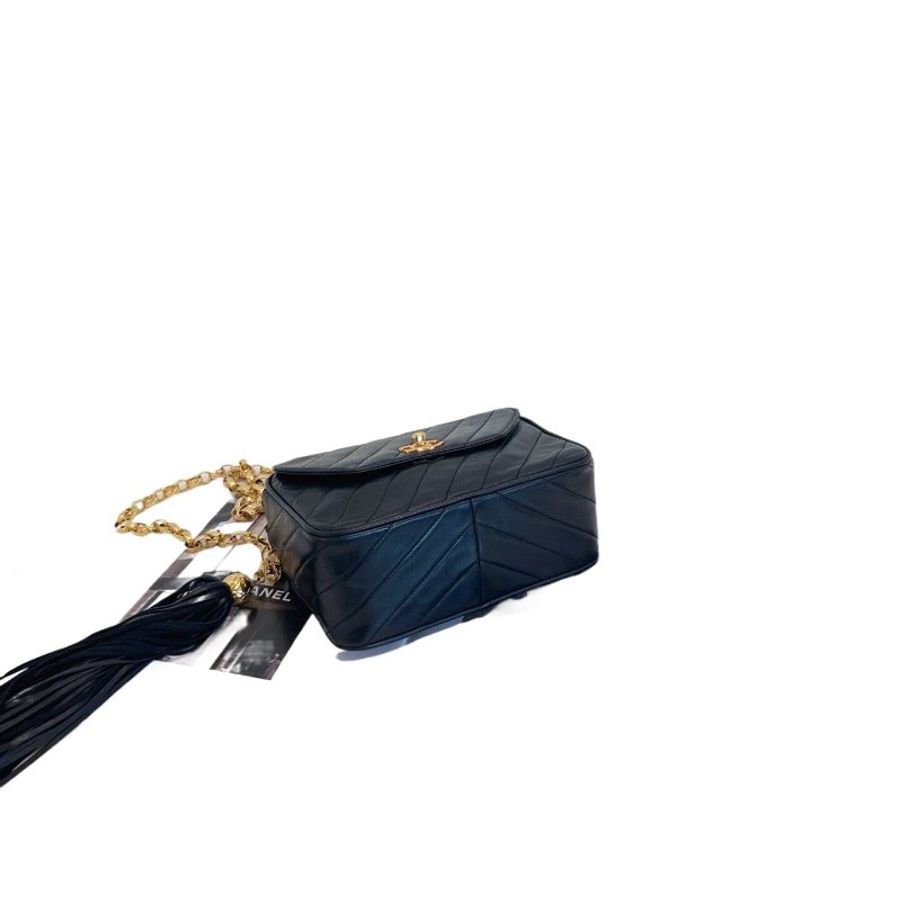 Chanel香奈兒黑金菱格紋雕花鏈條金球相機包-11