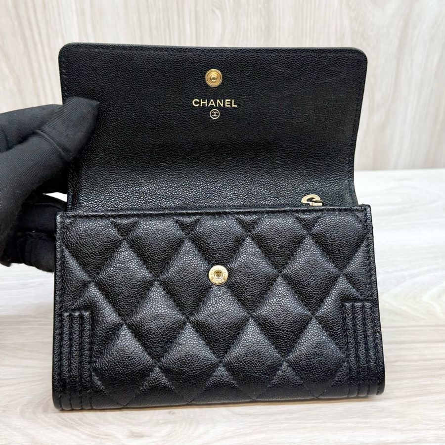 CHANEL🖤黑金荔枝牛皮BOY中夾-15