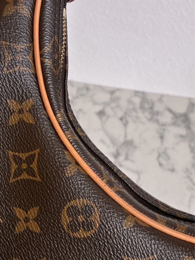 LV M81098花紋LOOP月亮包-17