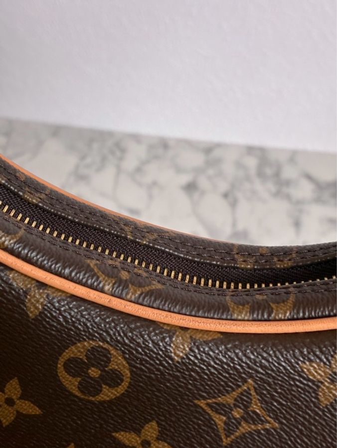 LV M81098花紋LOOP月亮包-19