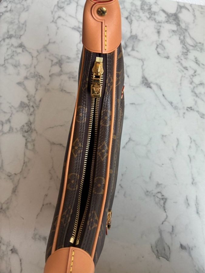 LV M81098花紋LOOP月亮包-32