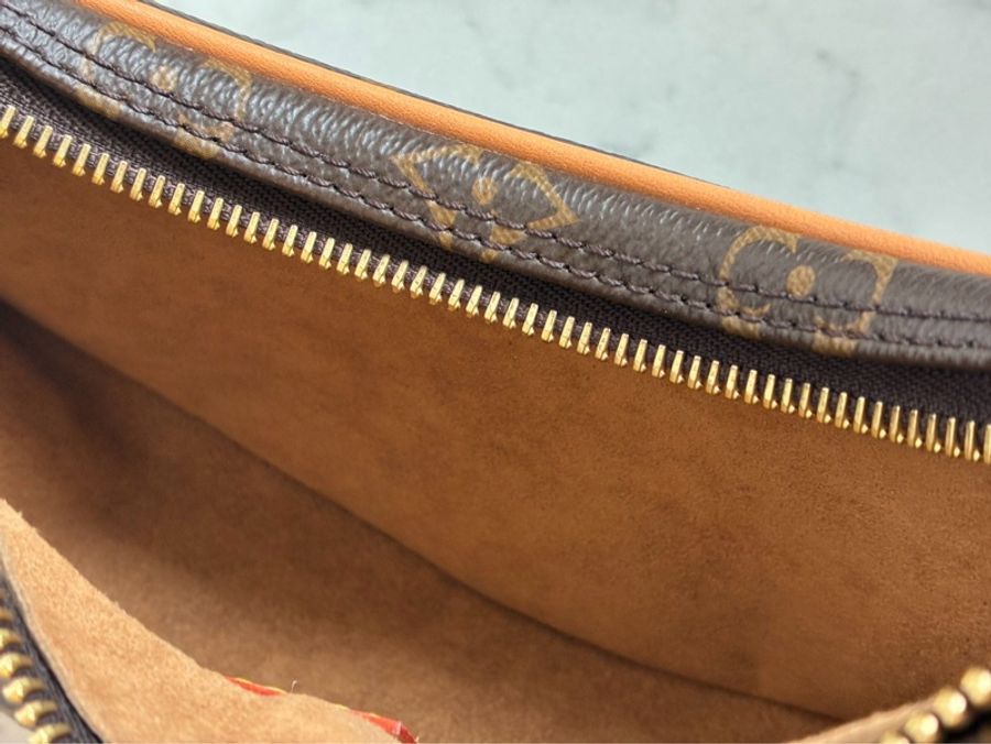LV M81098花紋LOOP月亮包-38