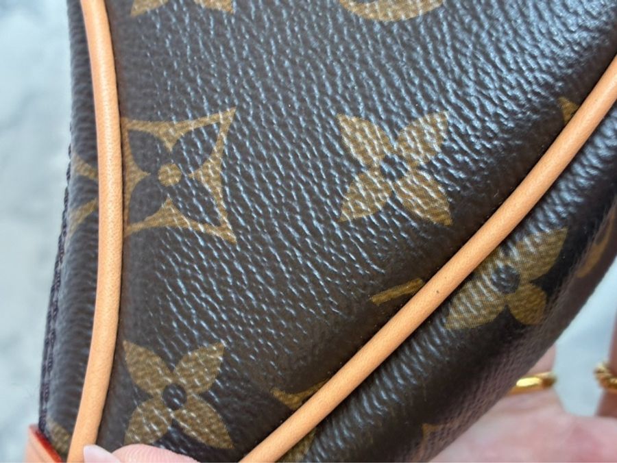 LV M81098花紋LOOP月亮包-40