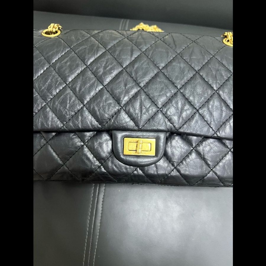 Chanel 2.55 medium
Black x ghw-8