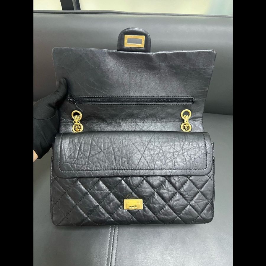 Chanel 2.55 medium
Black x ghw-25
