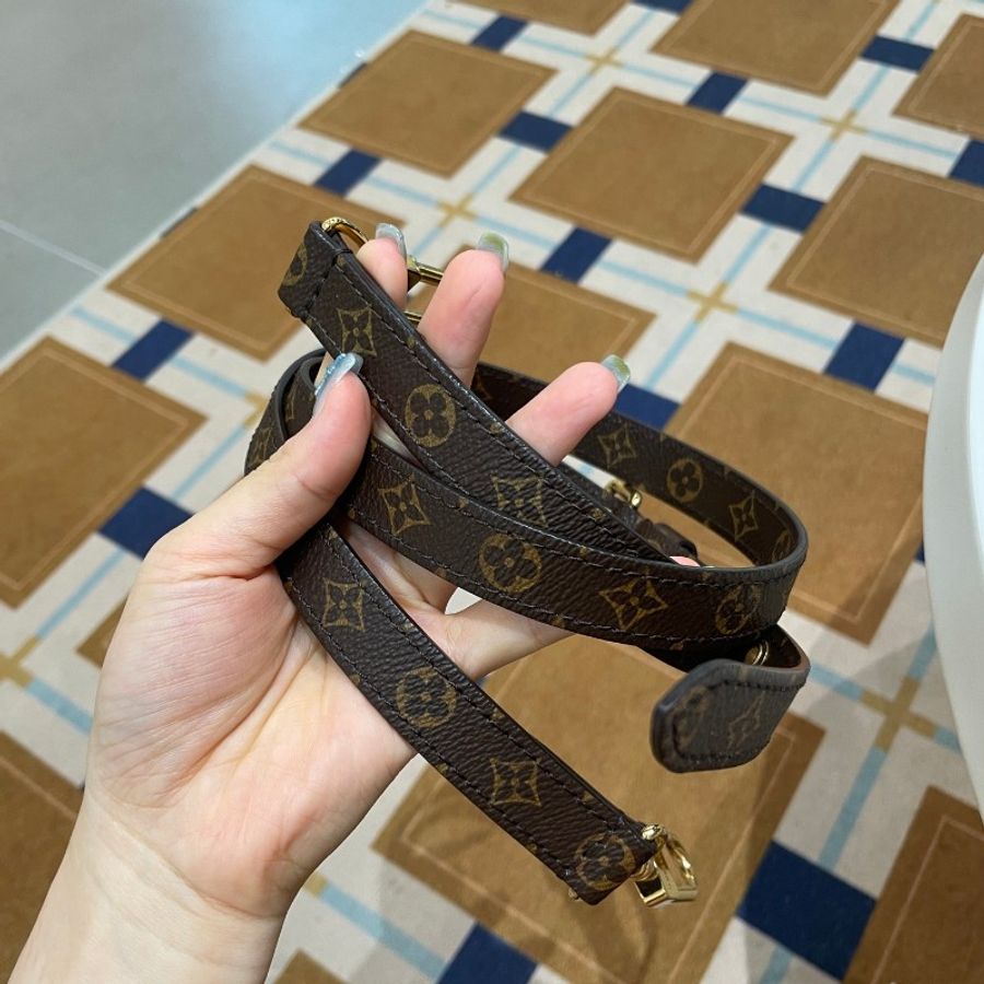 芯片款LV路易威登Petit Sac Plat新款侧边扣琴谱BB手提斜挎包21*22*9-15