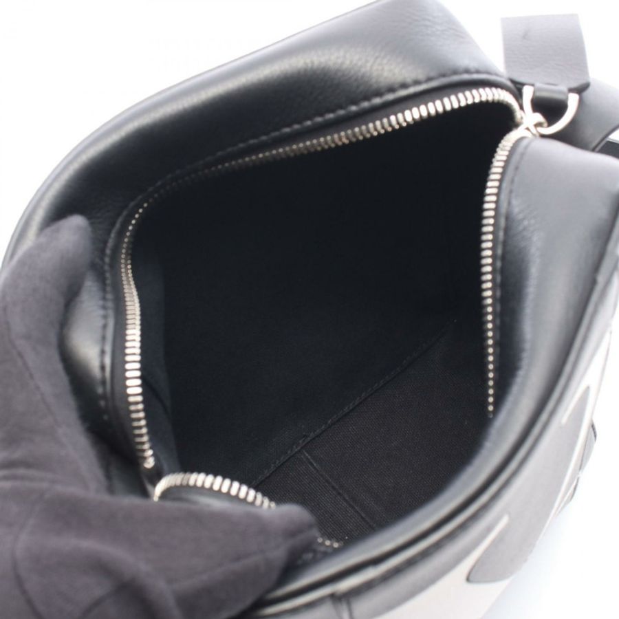 Valentino Garavani V Logo Messenger 斜背包，黑色皮革，二手-2