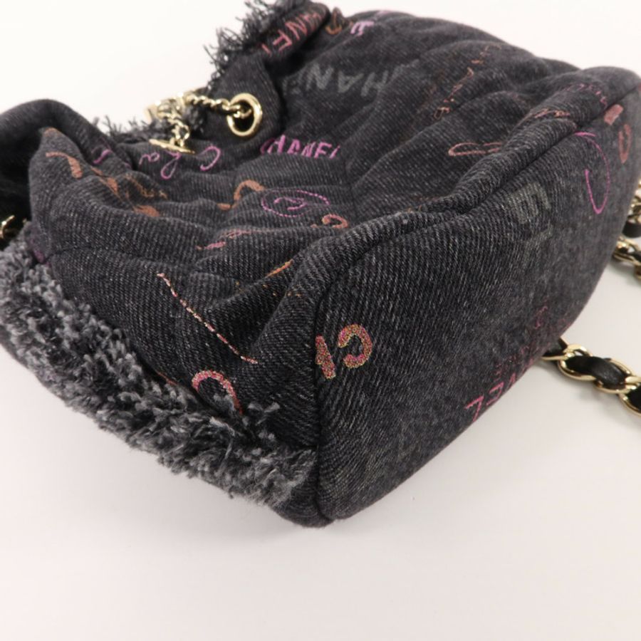 CHANEL 牛仔布料Mood Logo Printed Bucket鏈帶肩背袋-11