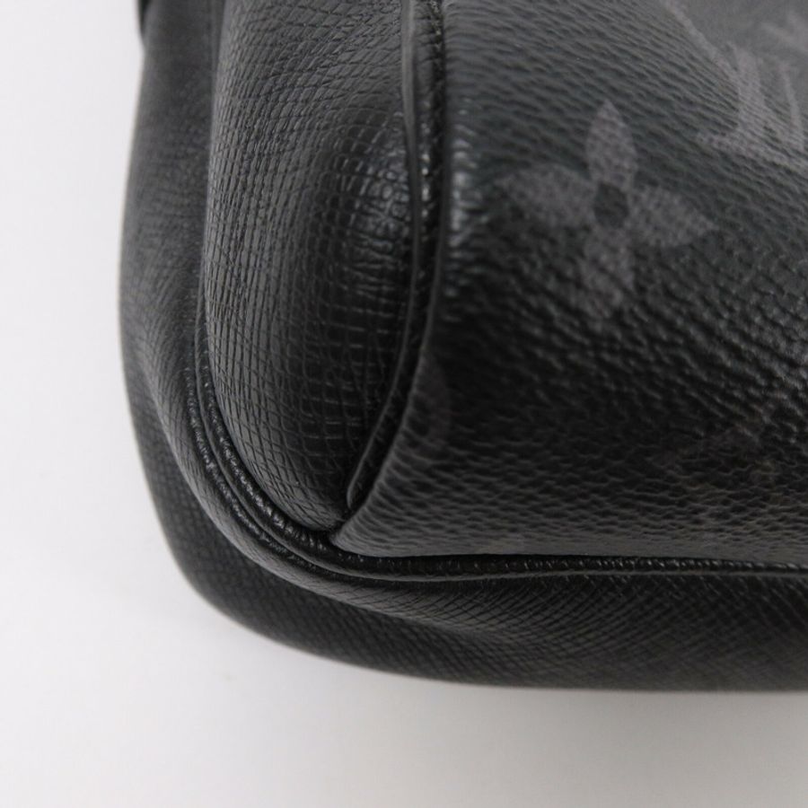 LOUIS VUITTON Monogram Eclipse Taiga Outdoor Messenger肩背袋-9