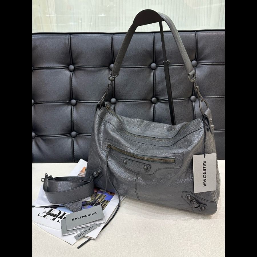 全新閒置 Balenciaga巴黎世家
le city moto火山岩石灰中號單肩斜挎包-1