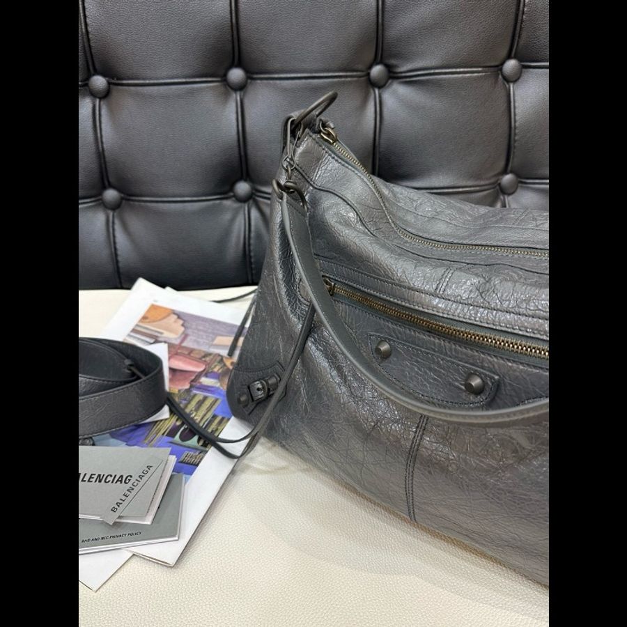 全新閒置 Balenciaga巴黎世家
le city moto火山岩石灰中號單肩斜挎包-5