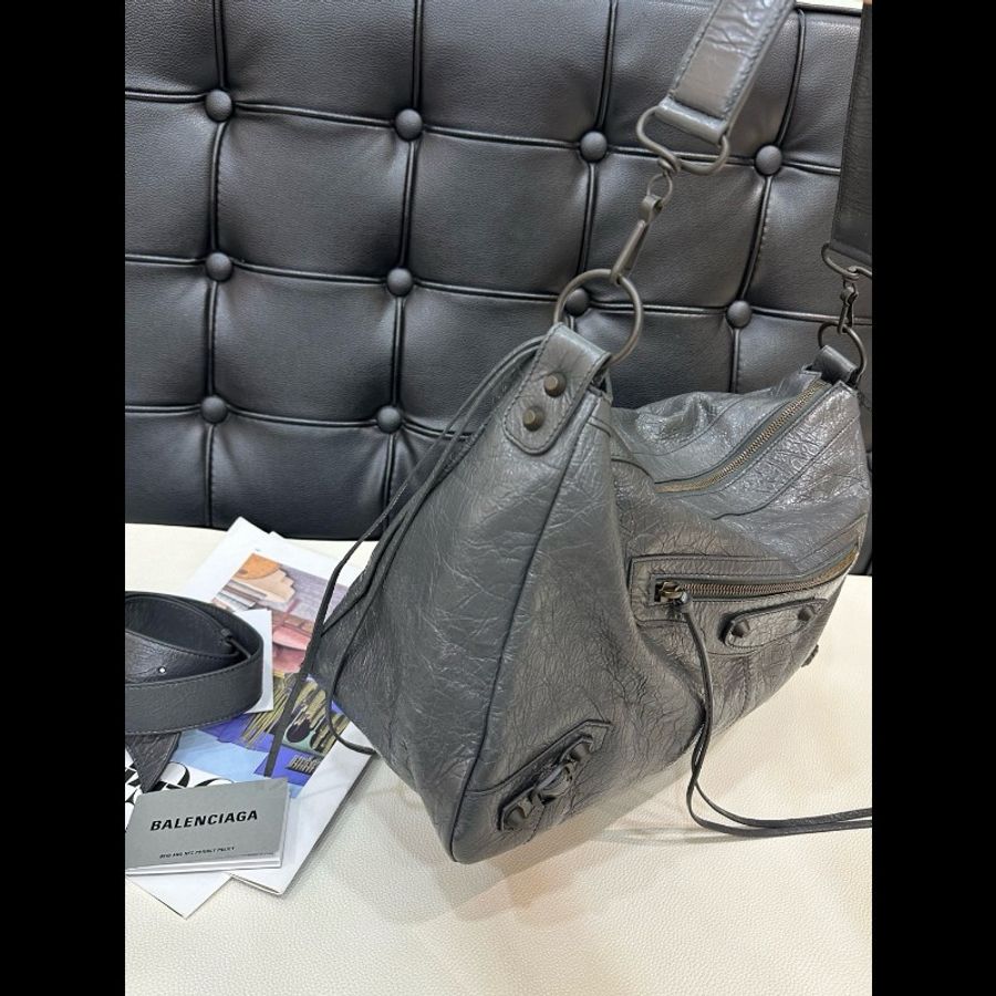 全新閒置 Balenciaga巴黎世家
le city moto火山岩石灰中號單肩斜挎包-6