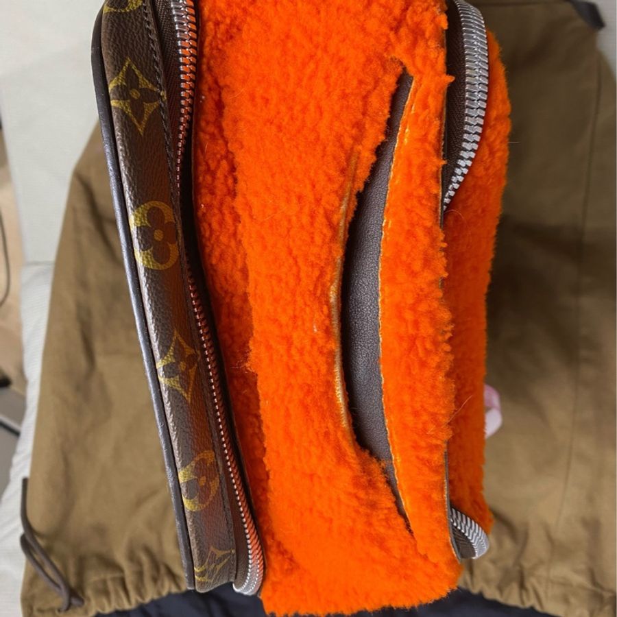 Louis Vuitton & Marc Newson • 160週年橘色羊羔毛拼老花後背包-5